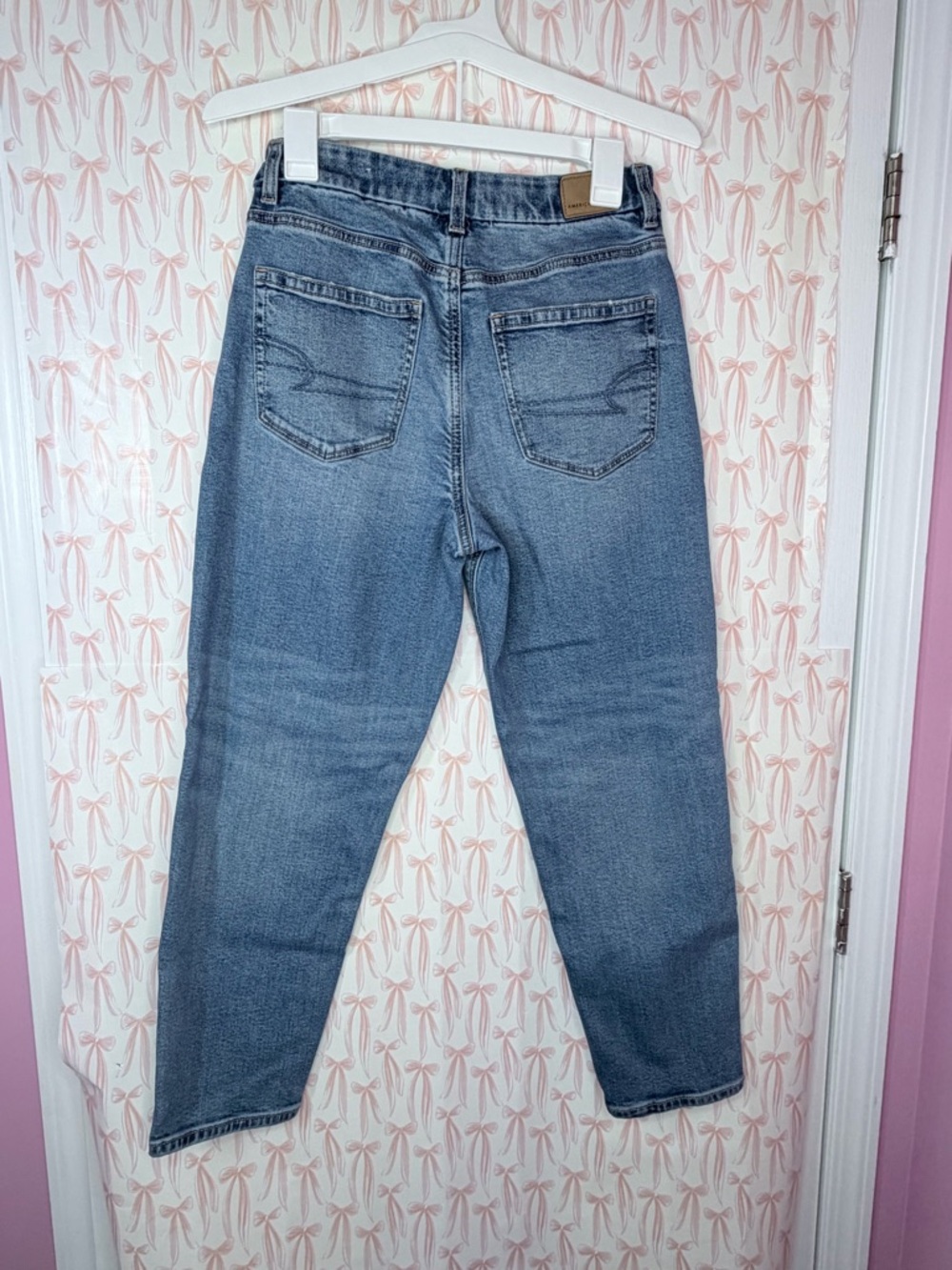American Eagle Outfitters Women's Boyfriend Jeans in Light Blue Wash - Picture 5 of 8